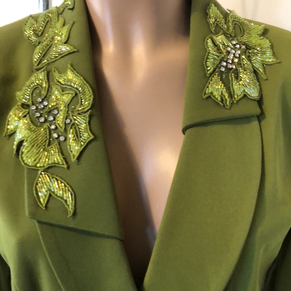 Chic Olive Green Midi Dress with Embellished Collar - Picture 2 of 16